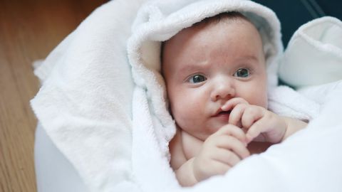 Come massaggiare la pancia di un neonato con le coliche
